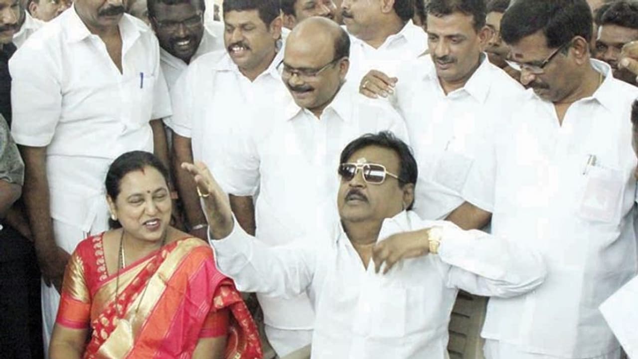 எப்படி இருந்த கேப்டன் இப்ப இப்படி ஆகிட்டாரே !! கை சைகையால் நேர்காணல் நடத்திய விஜயகாந்த் !! அதிர்ச்சியில் தொண்டர்கள் !! எப்படி இருந்த கேப்டன் இப்ப இப்படி ஆகிட்டாரே !! கை சைகையால் நேர்காணல் நடத்திய விஜயகாந்த் !! அதிர்ச்சியில் தொண்டர்கள் !!