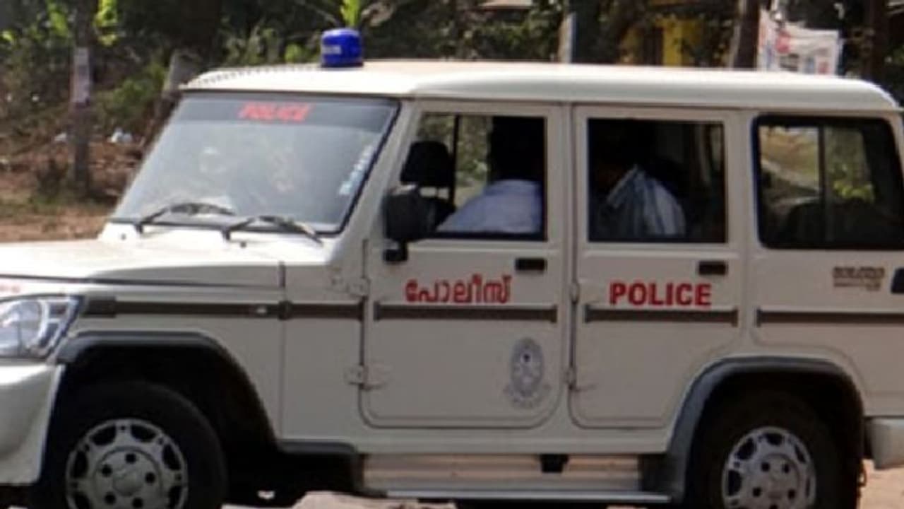 താനൂരിൽ സംഘർഷം, കല്ലേറ്; ഡിവൈഎഫ്ഐ പ്രവർത്തകർക്കും സ്ത്രീകൾക്കും പരിക്ക് താനൂരിൽ സംഘർഷം, കല്ലേറ്; ഡിവൈഎഫ്ഐ പ്രവർത്തകർക്കും സ്ത്രീകൾക്കും പരിക്ക്