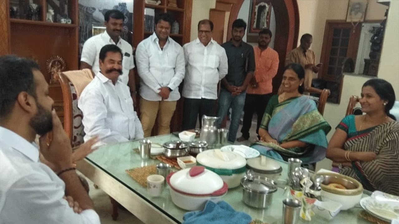 తీగల కృష్ణారెడ్డి ఇంటికి సబితా ఇంద్రారెడ్డి