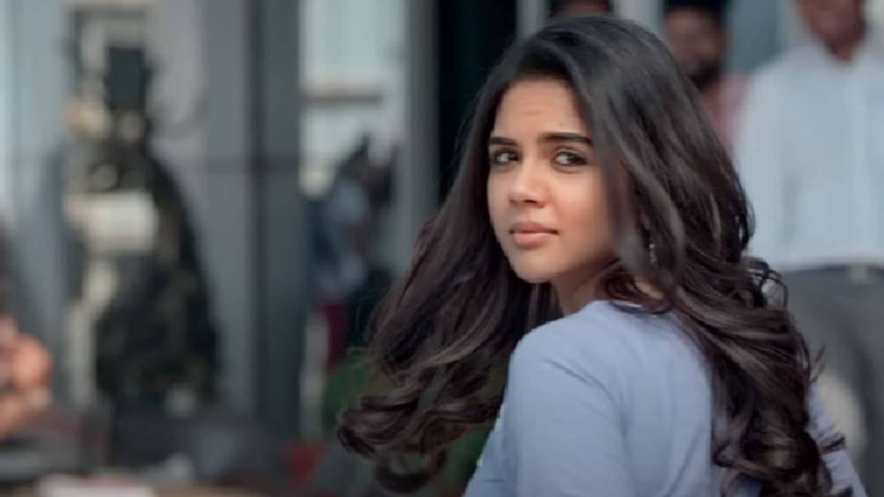 ക്യൂട്ട് ആൻഡ് സിംപിൾ കല്യാണി പ്രിയദർശൻ; 'ചിത്രലഹരി'യുടെ ടീസർ ബമ്പർ ഹിറ്റ് ക്യൂട്ട് ആൻഡ് സിംപിൾ കല്യാണി പ്രിയദർശൻ; 'ചിത്രലഹരി'യുടെ ടീസർ ബമ്പർ ഹിറ്റ്