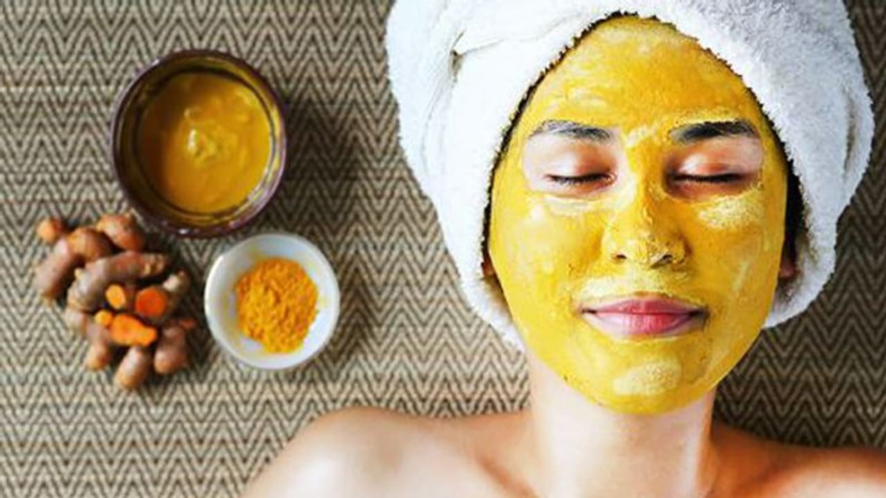 മഞ്ഞൾ കൊണ്ടുള്ള ഈ ഫേസ് പാക്കുകൾ പരീക്ഷിച്ച് നോക്കൂ; മുഖത്തെ കറുത്ത പാട്, ചുളിവുകൾ എന്നിവ അകറ്റാം മഞ്ഞൾ കൊണ്ടുള്ള ഈ ഫേസ് പാക്കുകൾ പരീക്ഷിച്ച് നോക്കൂ; മുഖത്തെ കറുത്ത പാട്, ചുളിവുകൾ എന്നിവ അകറ്റാം
