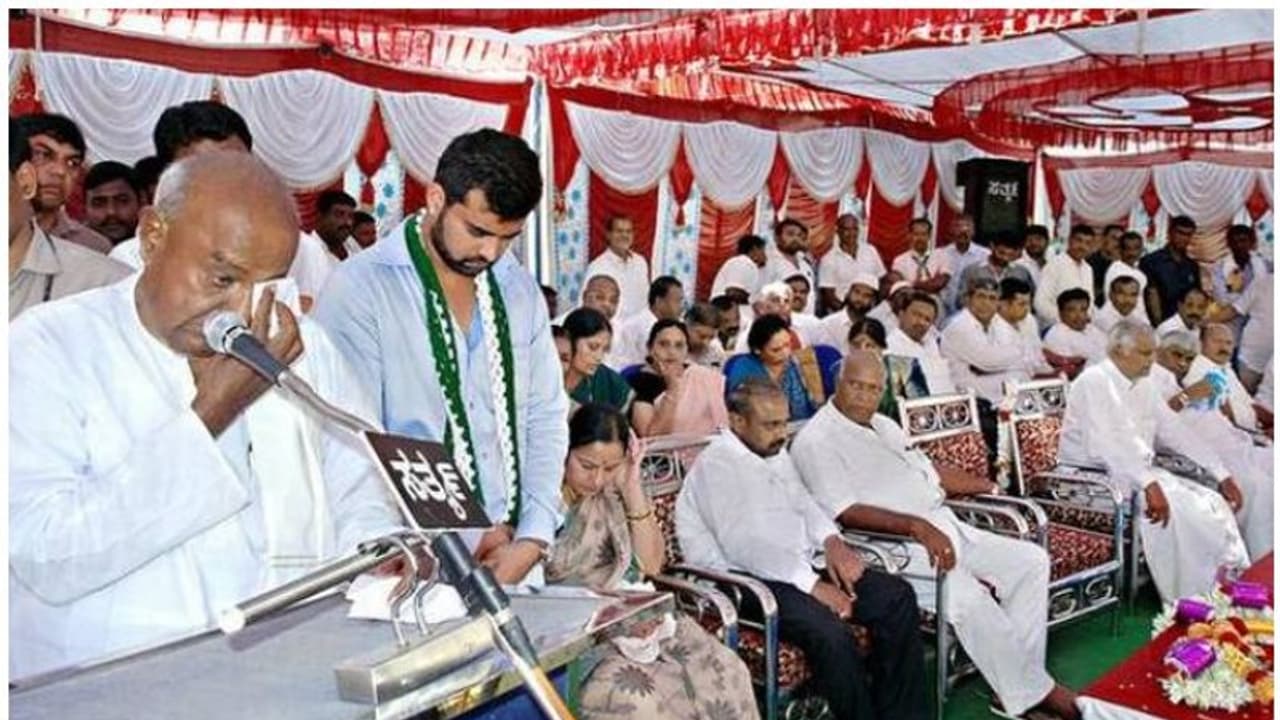 പൊതുവേദിയില് പൊട്ടിക്കരഞ്ഞ് ദേവഗൗഡയും മകനും കൊച്ചുമകനും ; രാഷ്ട്രീയനാടകമെന്ന് ബിജെപി പൊതുവേദിയില് പൊട്ടിക്കരഞ്ഞ് ദേവഗൗഡയും മകനും കൊച്ചുമകനും ; രാഷ്ട്രീയനാടകമെന്ന് ബിജെപി