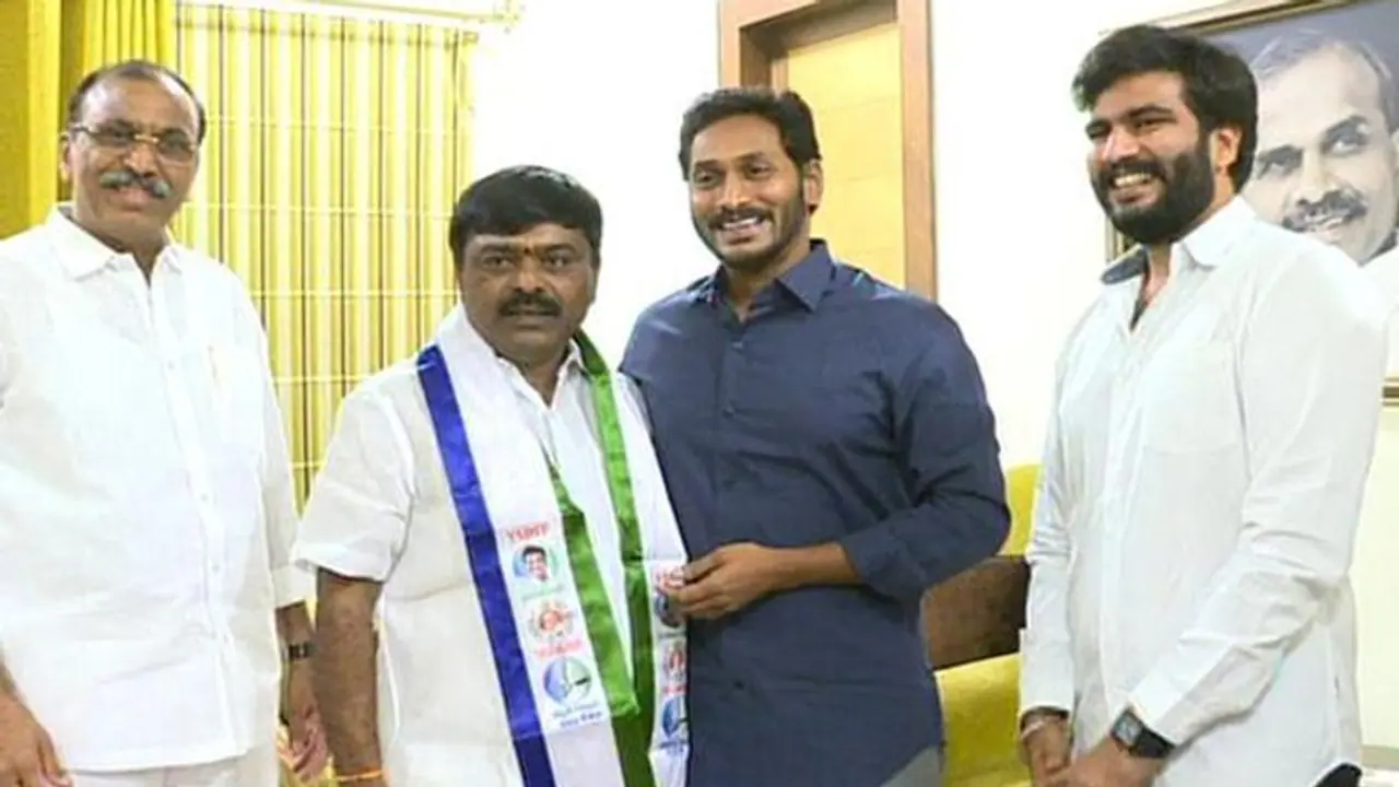 వైసీపీలో చేరిన మాజీ ఎమ్మెల్యే లబ్బి వెంకటస్వామి వైసీపీలో చేరిన మాజీ ఎమ్మెల్యే లబ్బి వెంకటస్వామి