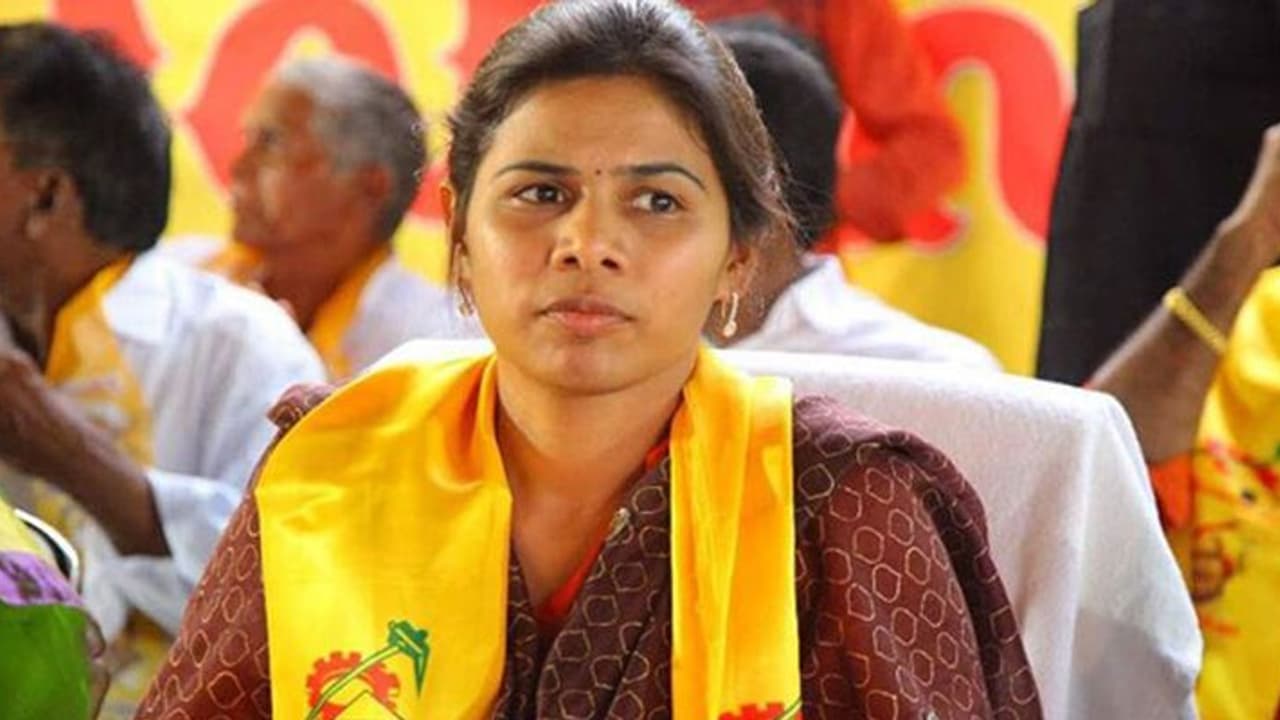 టీడీపీ, వైసీపీ మధ్య ఘర్షణ: భూమా అఖిలప్రియ భర్తకు గాయాలు టీడీపీ, వైసీపీ మధ్య ఘర్షణ: భూమా అఖిలప్రియ భర్తకు గాయాలు