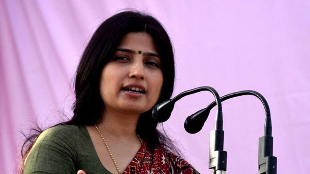 మాయావతి కాళ్లు మొక్కిన అఖిలేష్ సతీమణి మాయావతి కాళ్లు మొక్కిన అఖిలేష్ సతీమణి