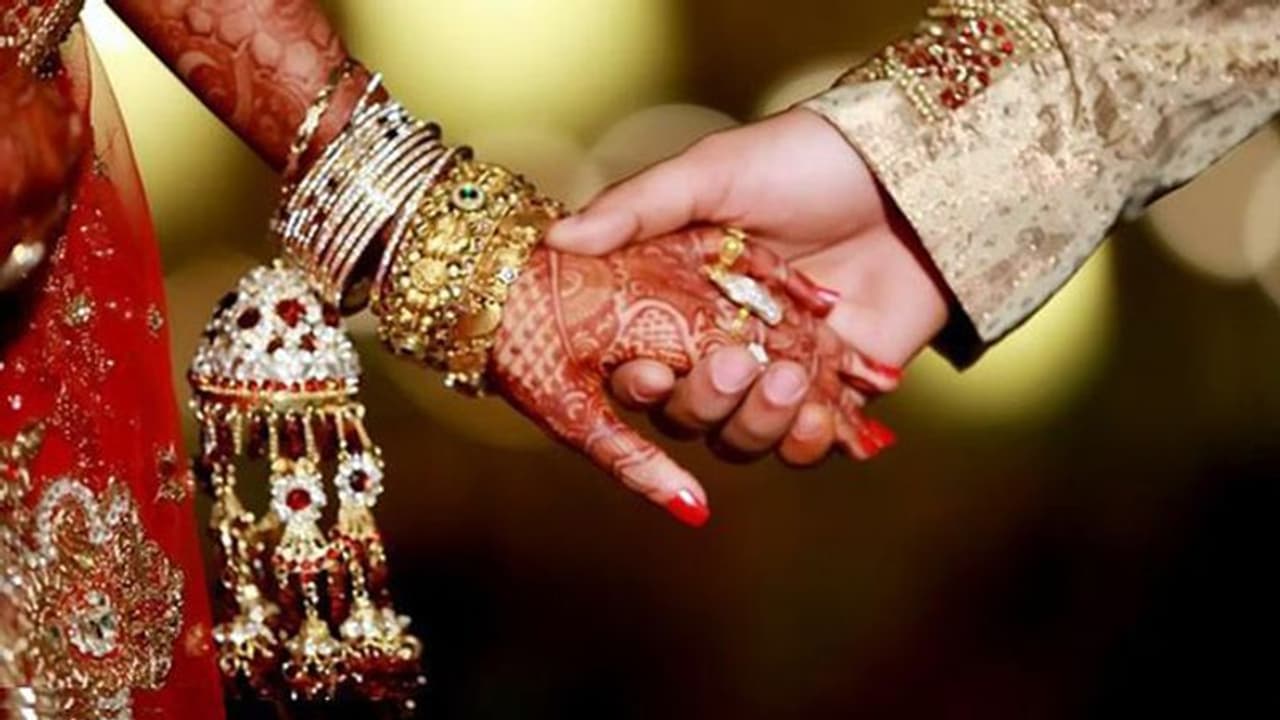 വിവാഹം നടത്തണോ വോട്ട് ചെയ്യണോ ; ബീഹാറിലെ ജനങ്ങള് ആശയക്കുഴപ്പത്തിലാണ് ! വിവാഹം നടത്തണോ വോട്ട് ചെയ്യണോ ; ബീഹാറിലെ ജനങ്ങള് ആശയക്കുഴപ്പത്തിലാണ് !