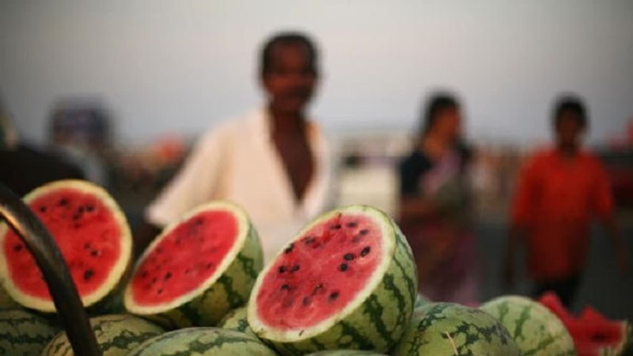 ಕೊರೋನಾ ಆತಂಕ: ರೈತನಿಂದ ಉಚಿತ 2 ಲಕ್ಷ ರು. ಮೌಲ್ಯದ ಕಲ್ಲಂಗಡಿ ವಿತರಣೆ ಕೊರೋನಾ ಆತಂಕ: ರೈತನಿಂದ ಉಚಿತ 2 ಲಕ್ಷ ರು. ಮೌಲ್ಯದ ಕಲ್ಲಂಗಡಿ ವಿತರಣೆ
