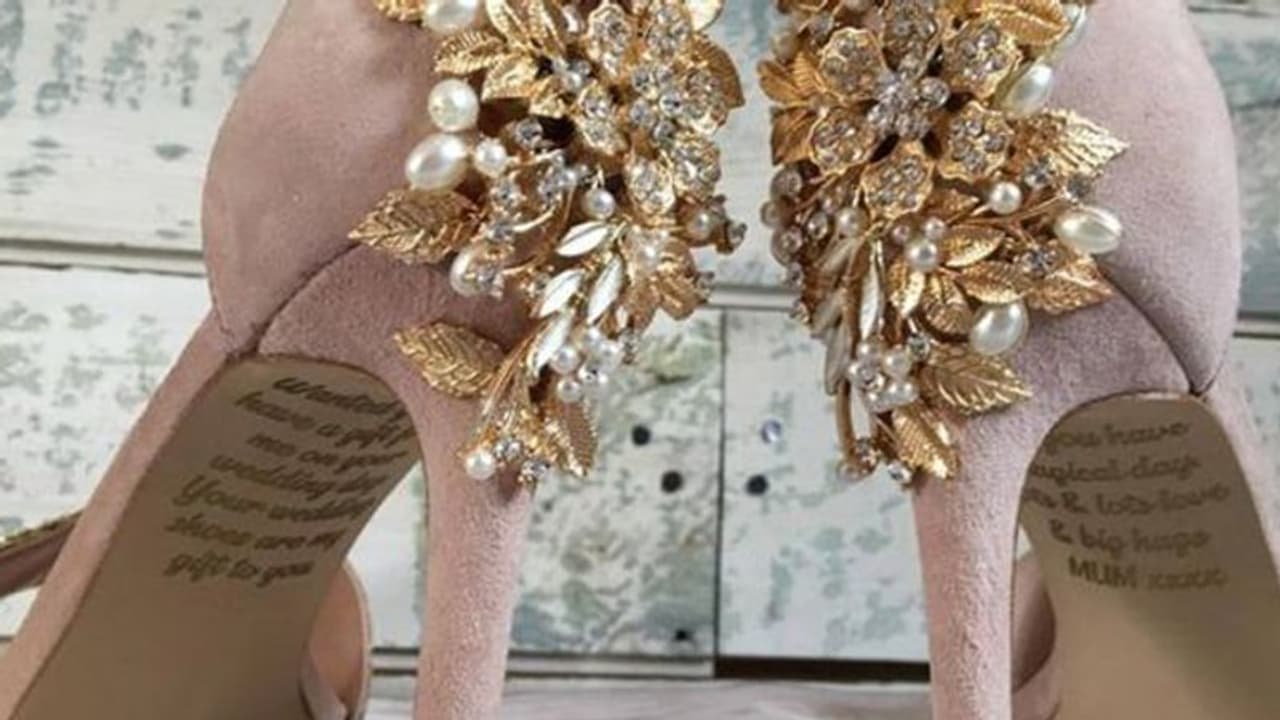 മരിച്ചുപോയ അമ്മയുടെ വക വിവാഹ സമ്മാനം; അതിലെ സന്ദേശം കണ്ട് കരഞ്ഞ് മകള് മരിച്ചുപോയ അമ്മയുടെ വക വിവാഹ സമ്മാനം; അതിലെ സന്ദേശം കണ്ട് കരഞ്ഞ് മകള്