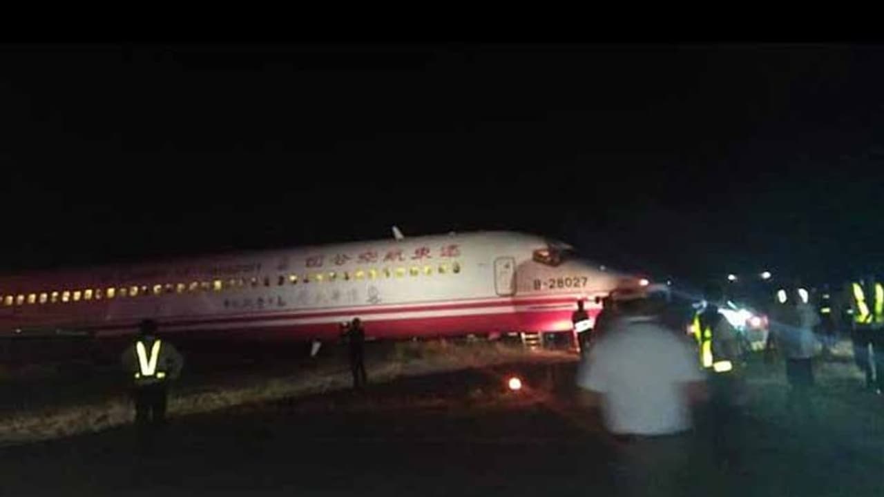 రెప్పపాటులో తప్పిన ఘోర విమాన ప్రమాదం: ఫ్లైట్లో 122 మంది రెప్పపాటులో తప్పిన ఘోర విమాన ప్రమాదం: ఫ్లైట్లో 122 మంది