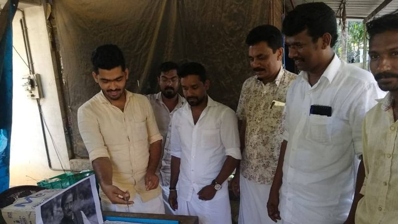 ടോം വടക്കന്റെ ബിജെപി പ്രവേശനം കേക്ക് മുറിച്ച് ആഘോഷിച്ച് കോണ്ഗ്രസ് പ്രവര്ത്തകര് ടോം വടക്കന്റെ ബിജെപി പ്രവേശനം കേക്ക് മുറിച്ച് ആഘോഷിച്ച് കോണ്ഗ്രസ് പ്രവര്ത്തകര്