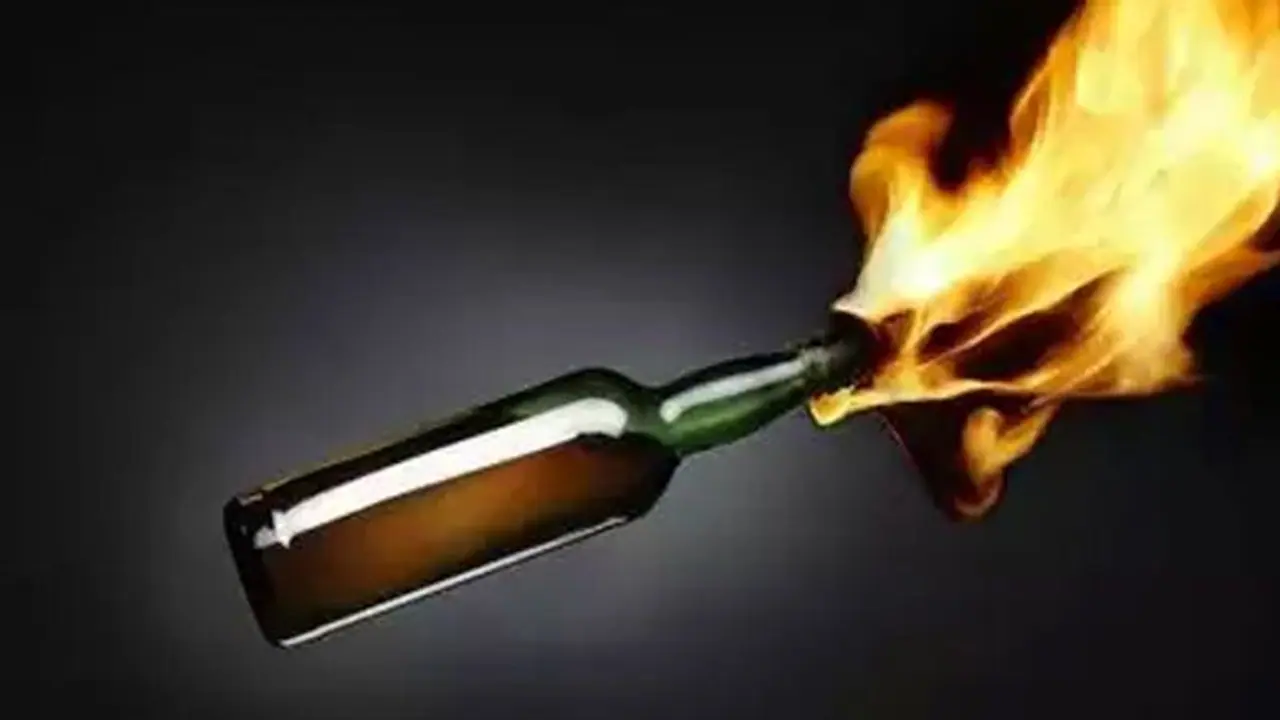 கோவையில் பயங்கரம்.. வலிமை ரிலீஸான தியேட்டர் முன்பு பெட்ரோல் குண்டு வீச்சு.. பதற்றம்.. போலீஸ் குவிப்பு..!