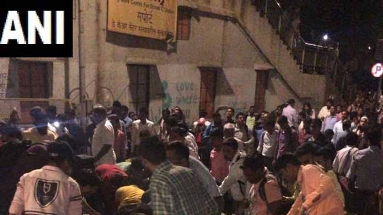 ಮುಂಬೈನಲ್ಲಿ ರೈಲ್ವೆ ನಿಲ್ದಾಣದ ಬಳಿ ಸೇತುವೆ ಕುಸಿತ, ರಕ್ಷಣಾ ಕಾರ್ಯ ಬಿರುಸು ಮುಂಬೈನಲ್ಲಿ ರೈಲ್ವೆ ನಿಲ್ದಾಣದ ಬಳಿ ಸೇತುವೆ ಕುಸಿತ, ರಕ್ಷಣಾ ಕಾರ್ಯ ಬಿರುಸು