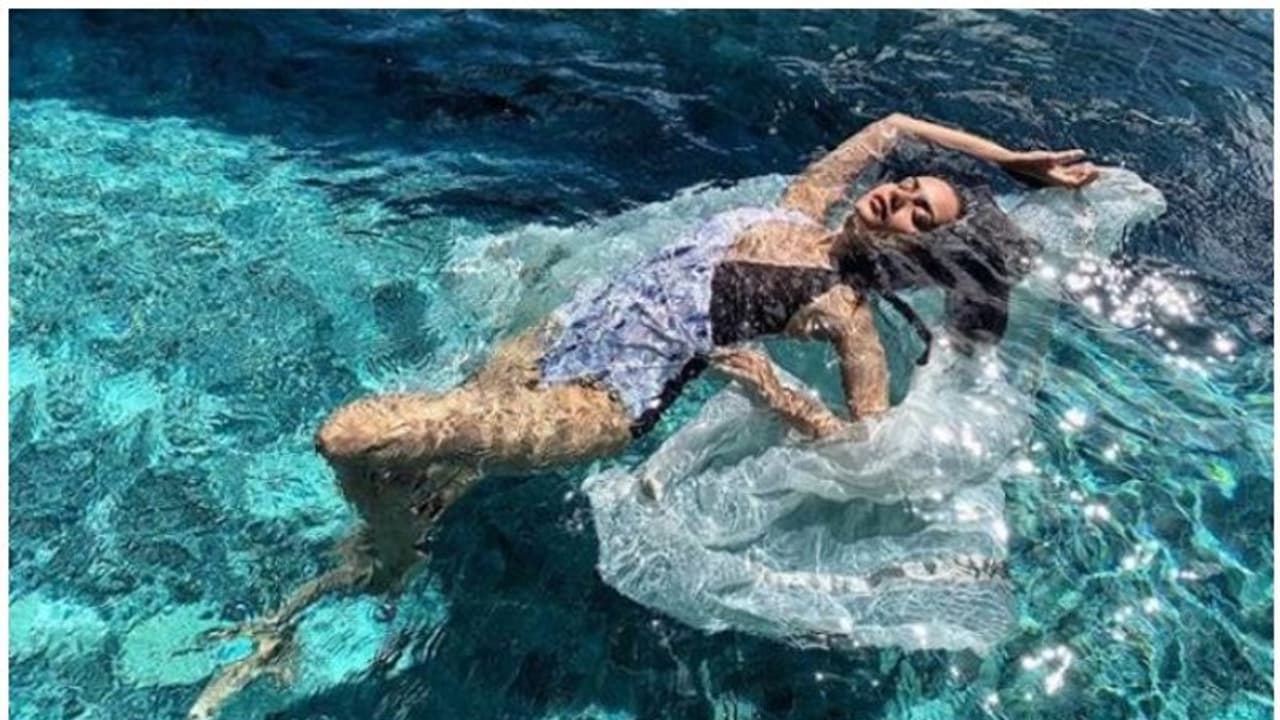 സ്വിം സ്യൂട്ടില് അതിസുന്ദരിയായി മാനുഷി ചില്ലര് സ്വിം സ്യൂട്ടില് അതിസുന്ദരിയായി മാനുഷി ചില്ലര്