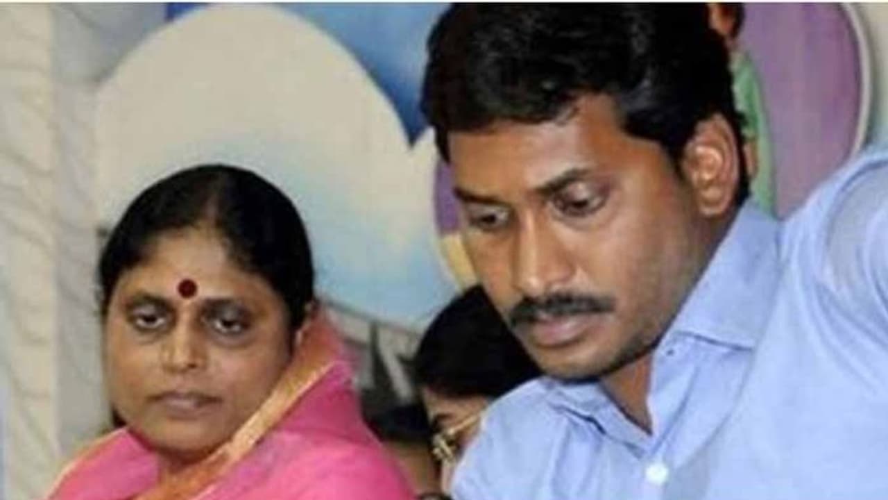 పులివెందుల బయలుదేరిన జగన్, విజయమ్మ పులివెందుల బయలుదేరిన జగన్, విజయమ్మ