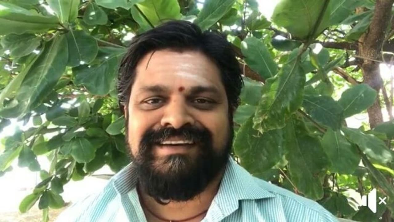 கரையான் அரிப்பதை போல அதிமுகவை ஆக்கிவிடாதீர்கள்.. ஓபிஎஸ் ஈபிஎஸ் மீது ஜெ. உதவியாளர் தாறுமாறு அட்டாக்! கரையான் அரிப்பதை போல அதிமுகவை ஆக்கிவிடாதீர்கள்.. ஓபிஎஸ் ஈபிஎஸ் மீது ஜெ. உதவியாளர் தாறுமாறு அட்டாக்!