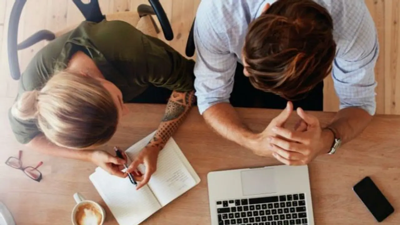 কলেজ ঢুকে প্রথম দেখায় প্রেম! কীভাবে দেবেন প্রস্তাব ভাবছেন রইল টিপস