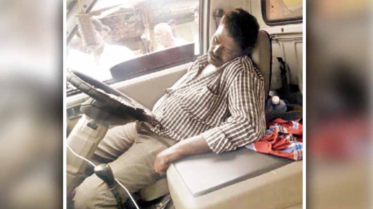 ஓடும் வேனில் டிரைவருக்கு மாரடைப்பு !! வலியுடன் வண்டியை சாலையோரம் நிறுத்தி உயிரிழந்த பரிதாபம் !! ஓடும் வேனில் டிரைவருக்கு மாரடைப்பு !! வலியுடன் வண்டியை சாலையோரம் நிறுத்தி உயிரிழந்த பரிதாபம் !!