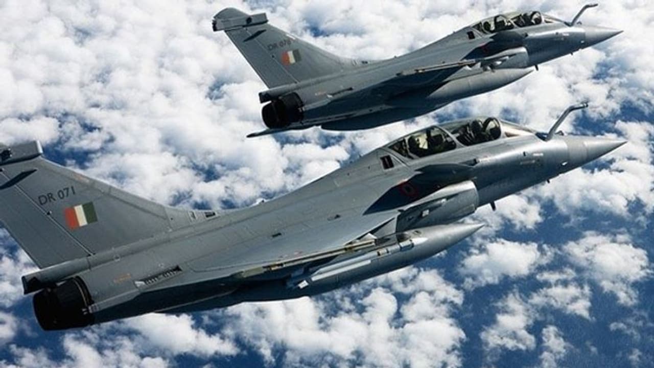 పాక్ సరిహద్దుల్లో భారత యుద్ద విమానాల మోహరింపు: హై అలర్ట్ పాక్ సరిహద్దుల్లో భారత యుద్ద విమానాల మోహరింపు: హై అలర్ట్