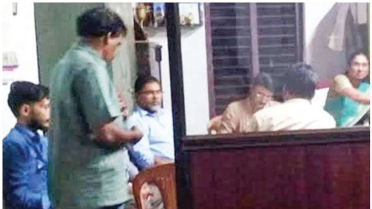 എസ്എസ്എല്സി ഉത്തരക്കടലാസ് പെരുവഴിയിൽ; രണ്ട് അധ്യാപകർക്ക് സസ്പെൻഷൻ എസ്എസ്എല്സി ഉത്തരക്കടലാസ് പെരുവഴിയിൽ; രണ്ട് അധ്യാപകർക്ക് സസ്പെൻഷൻ