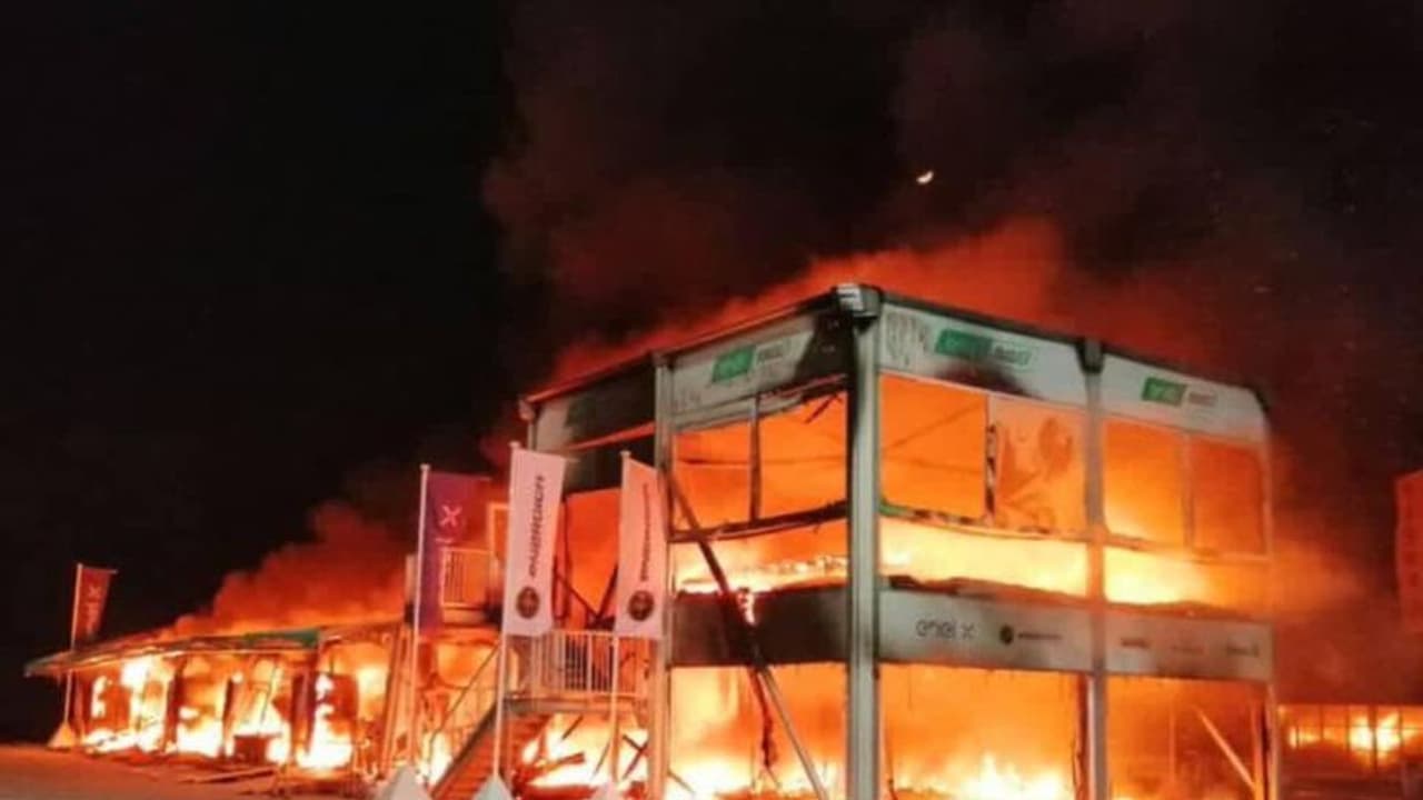 ಬೈಕ್ ರೇಸ್ ಆರಂಭಕ್ಕೂ ಮುನ್ನ ಬೆಂಕಿ 18 ಬೈಕ್ ಭಸ್ಮ! ಬೈಕ್ ರೇಸ್ ಆರಂಭಕ್ಕೂ ಮುನ್ನ ಬೆಂಕಿ 18 ಬೈಕ್ ಭಸ್ಮ!