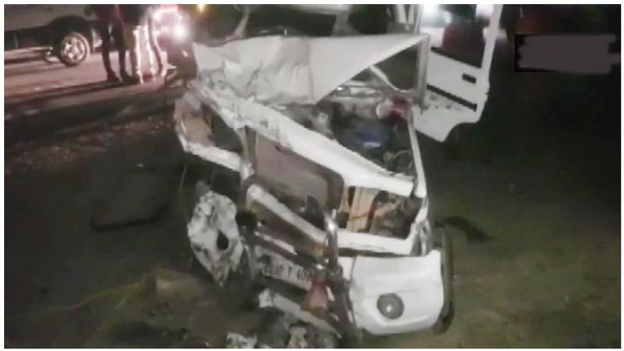 లోయలో పడిన కారు.. 11మంది మృతి లోయలో పడిన కారు.. 11మంది మృతి