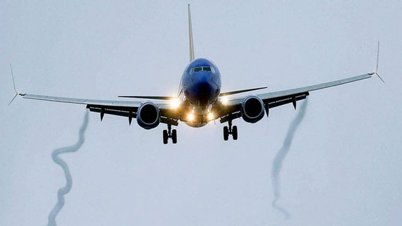 അപ്രതീക്ഷിതമായി നടുറോഡില് വിമാനം ഇറങ്ങി, ഭയന്നുവിറച്ച് റോഡ് യാത്രികര്! അപ്രതീക്ഷിതമായി നടുറോഡില് വിമാനം ഇറങ്ങി, ഭയന്നുവിറച്ച് റോഡ് യാത്രികര്!