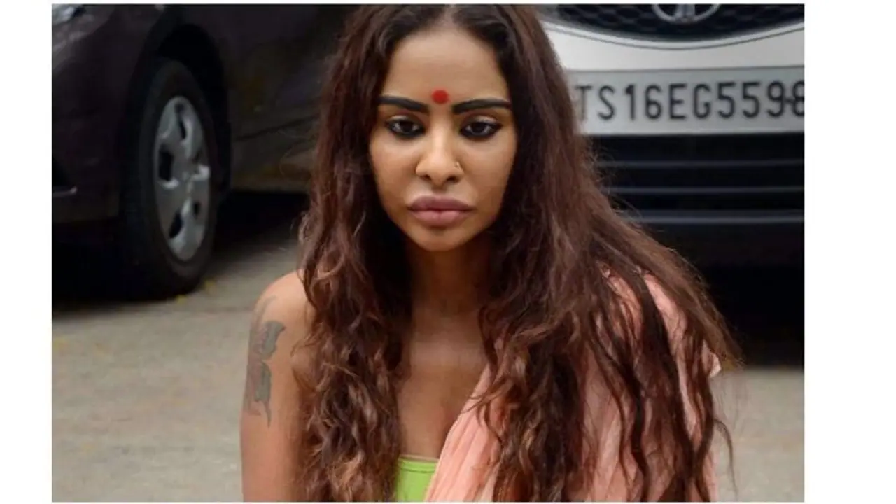 நடிகை ஸ்ரீரெட்டியின் பப்ளிசிட்டி ஸ்டண்டைக் கண்டுபிடித்து எச்சரித்து அனுப்பிய போலீஸ்... நடிகை ஸ்ரீரெட்டியின் பப்ளிசிட்டி ஸ்டண்டைக் கண்டுபிடித்து எச்சரித்து அனுப்பிய போலீஸ்...