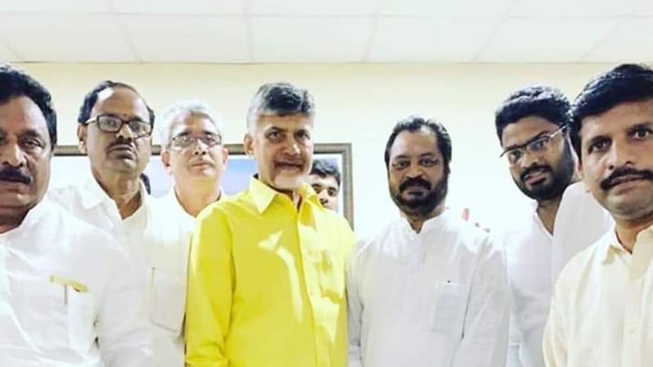 టీడీపికి హర్ష కుమార్ గుడ్ బై: పవన్ కల్యాణ్ పై సంచలన వ్యాఖ్యలు టీడీపికి హర్ష కుమార్ గుడ్ బై: పవన్ కల్యాణ్ పై సంచలన వ్యాఖ్యలు