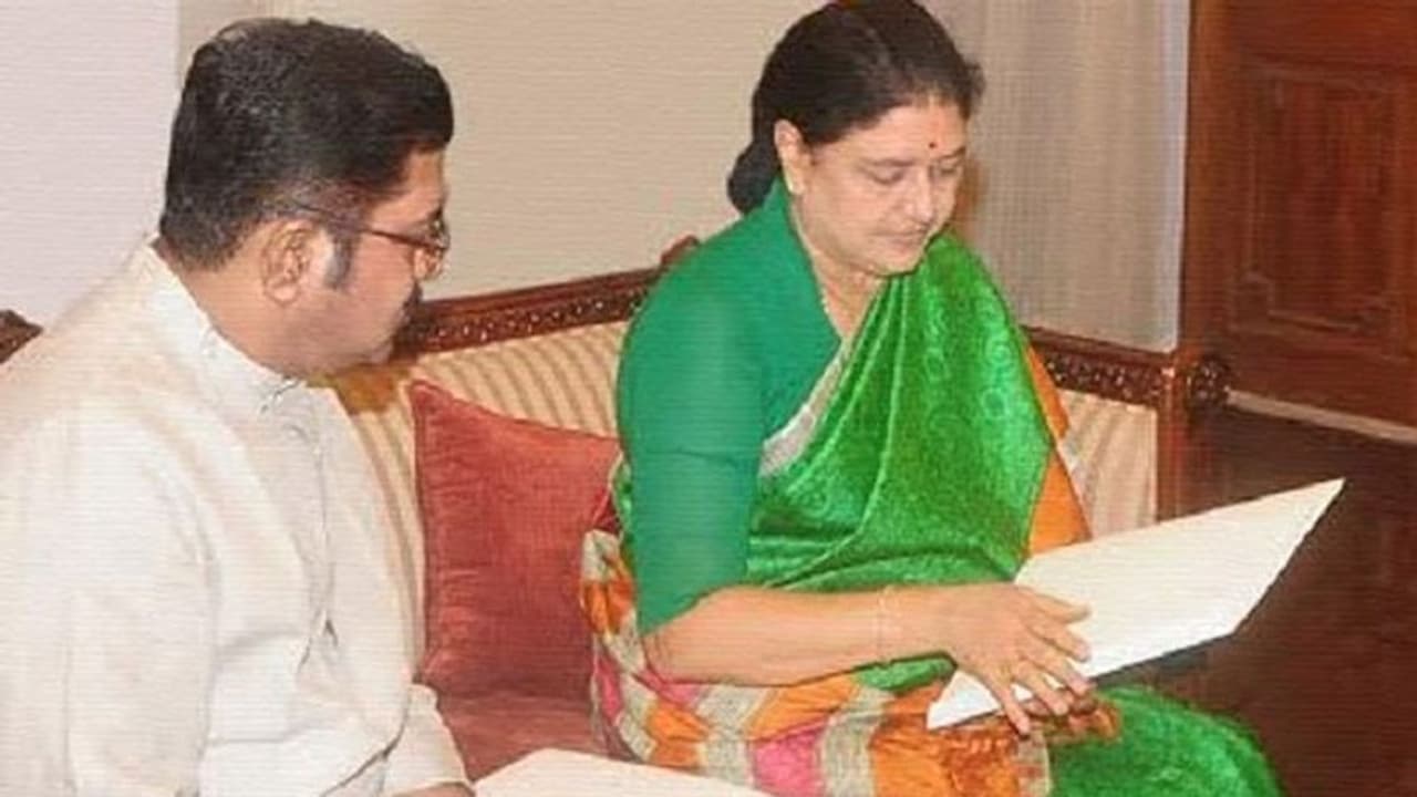 சிறைக்குள் டி.டி.வியுடன் திட்டம் தீட்டிய சசிகலா... கலகலக்கும் அதிமுக கூடாரம்... கலக்கத்தில் எடப்பாடி ஓ.பி.எஸ்! சிறைக்குள் டி.டி.வியுடன் திட்டம் தீட்டிய சசிகலா... கலகலக்கும் அதிமுக கூடாரம்... கலக்கத்தில் எடப்பாடி ஓ.பி.எஸ்!