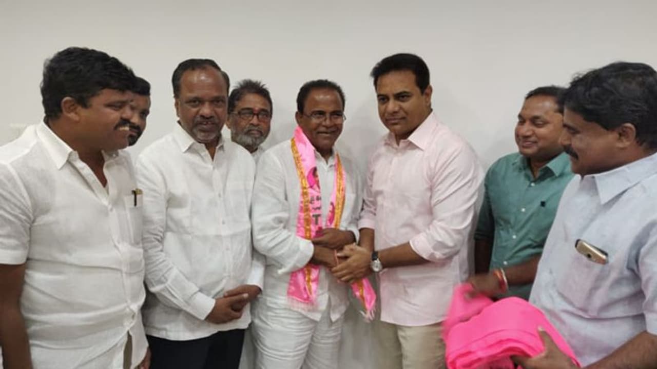 టీఆర్ఎస్లోకి కాంగ్రెస్ కీలకనేత, కేటీఆర్ సమక్షంలో చేరిక టీఆర్ఎస్లోకి కాంగ్రెస్ కీలకనేత, కేటీఆర్ సమక్షంలో చేరిక
