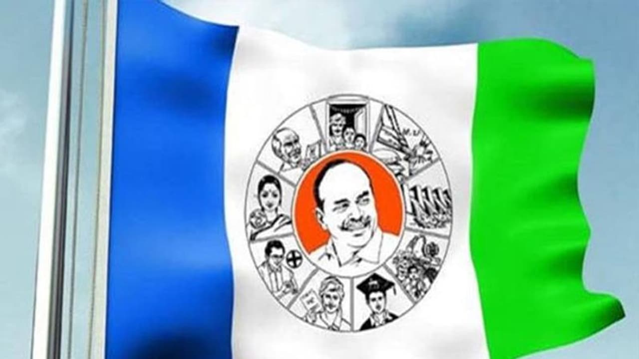 జమ్మలమడుగులో వైసీపీ వాహనం ధ్వంసం జమ్మలమడుగులో వైసీపీ వాహనం ధ్వంసం