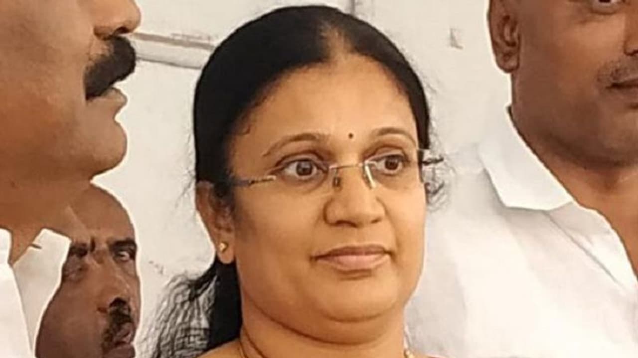 மனைவியை வேட்பாளராக்கிய பாலகிருஷ்ணா ரெட்டி !! அதிமுக அதகளம் !! மனைவியை வேட்பாளராக்கிய பாலகிருஷ்ணா ரெட்டி !! அதிமுக அதகளம் !!