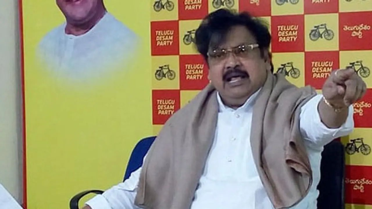 ప్రధాని కాళ్లు కడిగిన వారిచేతే జగన్ కన్నీళ్లు పెట్టిస్తున్నారు...: వర్ల రామయ్య ధ్వజం ప్రధాని కాళ్లు కడిగిన వారిచేతే జగన్ కన్నీళ్లు పెట్టిస్తున్నారు...: వర్ల రామయ్య ధ్వజం