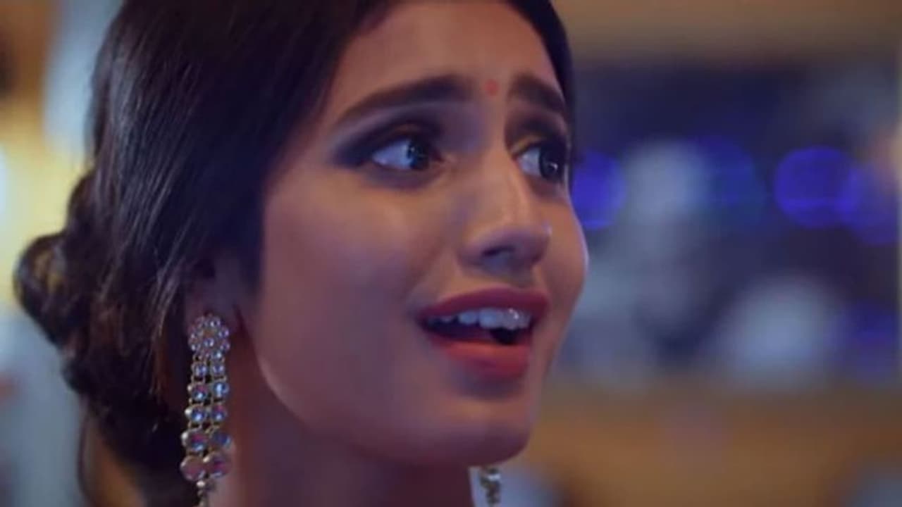 అటు తిరిగి, ఇటు తిరిగి ప్రియా ప్రకాష్ కు చుట్టుకుంది! అటు తిరిగి, ఇటు తిరిగి ప్రియా ప్రకాష్ కు చుట్టుకుంది!