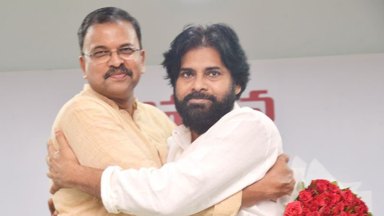 పవన్ కి షాక్... బీజేపీలోకి మాజీ జేడీ లక్ష్మి నారాయణ పవన్ కి షాక్... బీజేపీలోకి మాజీ జేడీ లక్ష్మి నారాయణ