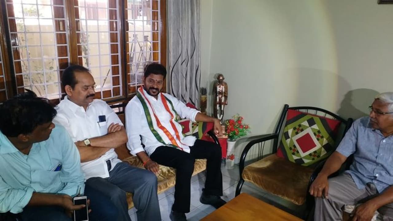 కేసీఆర్ కు అంత సీన్ లేదు: కోదండరామ్ తో భేటీ తర్వాత రేవంత్ కేసీఆర్ కు అంత సీన్ లేదు: కోదండరామ్ తో భేటీ తర్వాత రేవంత్