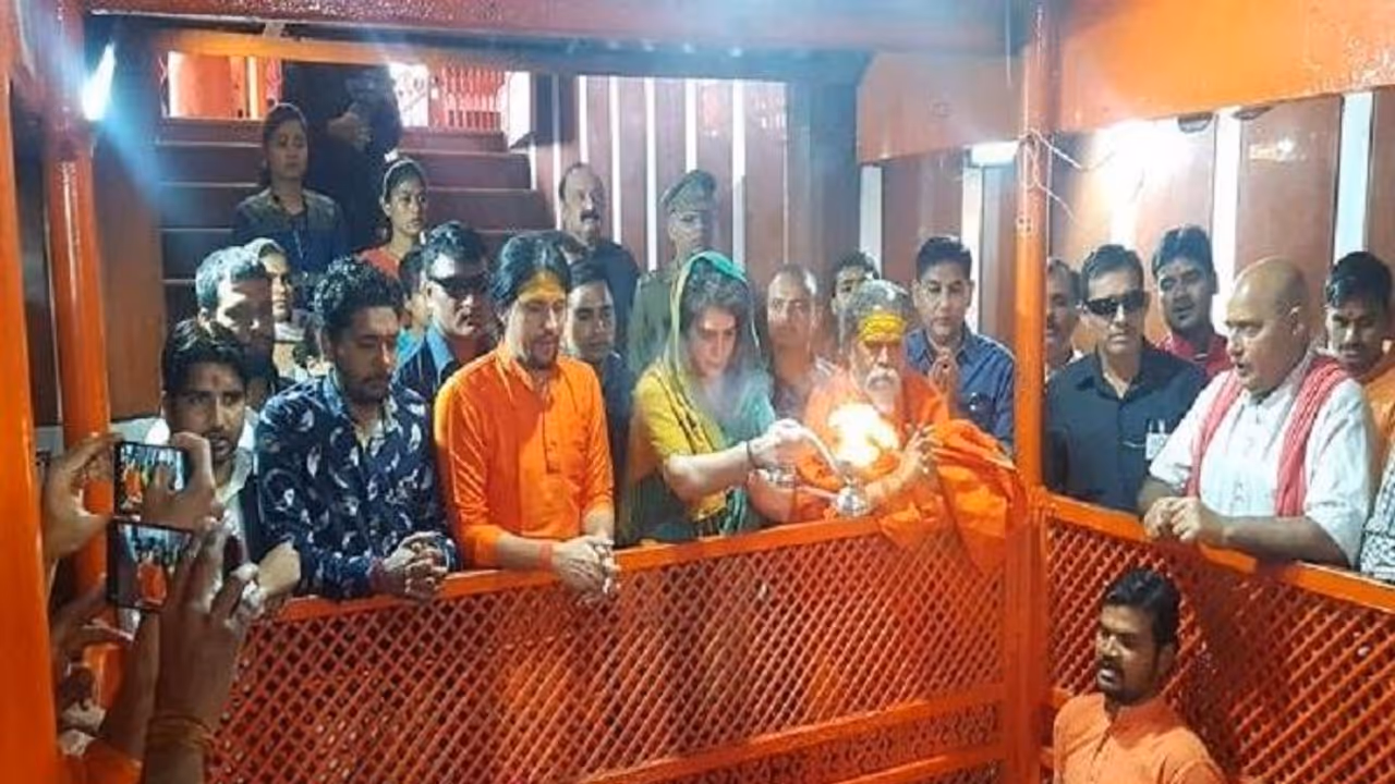 जानें क्यों प्रियंका ने कुंभ से दूरी बनाकर प्रयागराज में की गंगा आरती