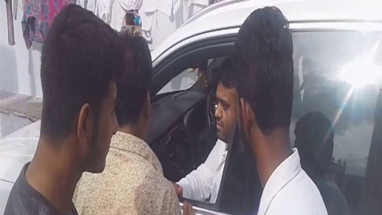 కాంగ్రెస్ ఎమ్మెల్యేకు తీవ్ర అస్వస్థత: హుటాహుటిన ఆస్పత్రికి తరలింపు కాంగ్రెస్ ఎమ్మెల్యేకు తీవ్ర అస్వస్థత: హుటాహుటిన ఆస్పత్రికి తరలింపు