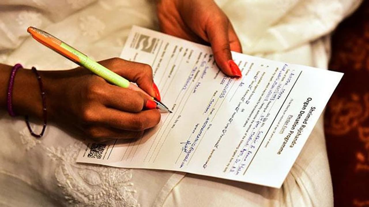 മരണത്തിനും ജീവിതത്തിനുമിടയിലെവിടെയാണ് മതം? പരസ്പരം കിഡ്നി നല്കി ഈ രണ്ട് കുടുംബങ്ങള് മരണത്തിനും ജീവിതത്തിനുമിടയിലെവിടെയാണ് മതം? പരസ്പരം കിഡ്നി നല്കി ഈ രണ്ട് കുടുംബങ്ങള്