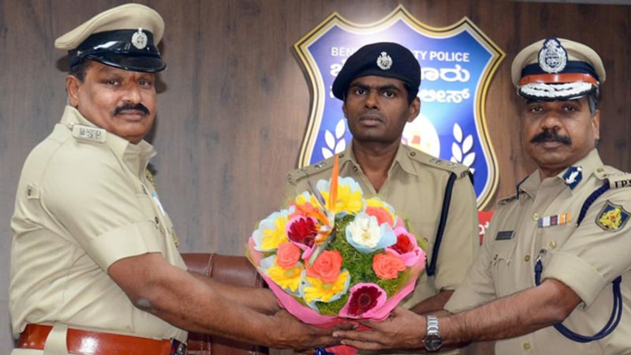 ഹീറോയാണ് ഈ പൊലീസ് ഓഫീസര്; മുറിവേറ്റ സ്ത്രീയെ ആശുപത്രിയിലെത്തിച്ചു, സ്വന്തം രക്തവും നല്കി ഹീറോയാണ് ഈ പൊലീസ് ഓഫീസര്; മുറിവേറ്റ സ്ത്രീയെ ആശുപത്രിയിലെത്തിച്ചു, സ്വന്തം രക്തവും നല്കി