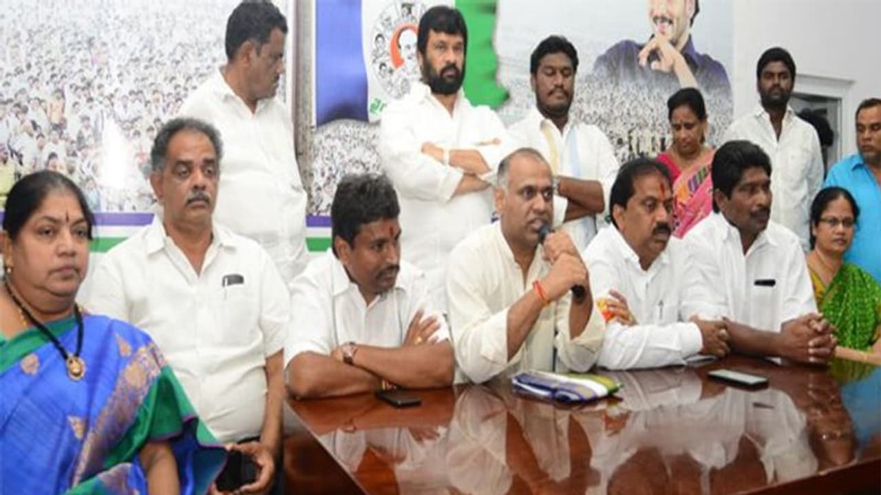 అతని గురించి మాట్లాడటం టైం వేస్ట్: కేశినేని నానిపై పీవీపీ మండిపాటు అతని గురించి మాట్లాడటం టైం వేస్ట్: కేశినేని నానిపై పీవీపీ మండిపాటు