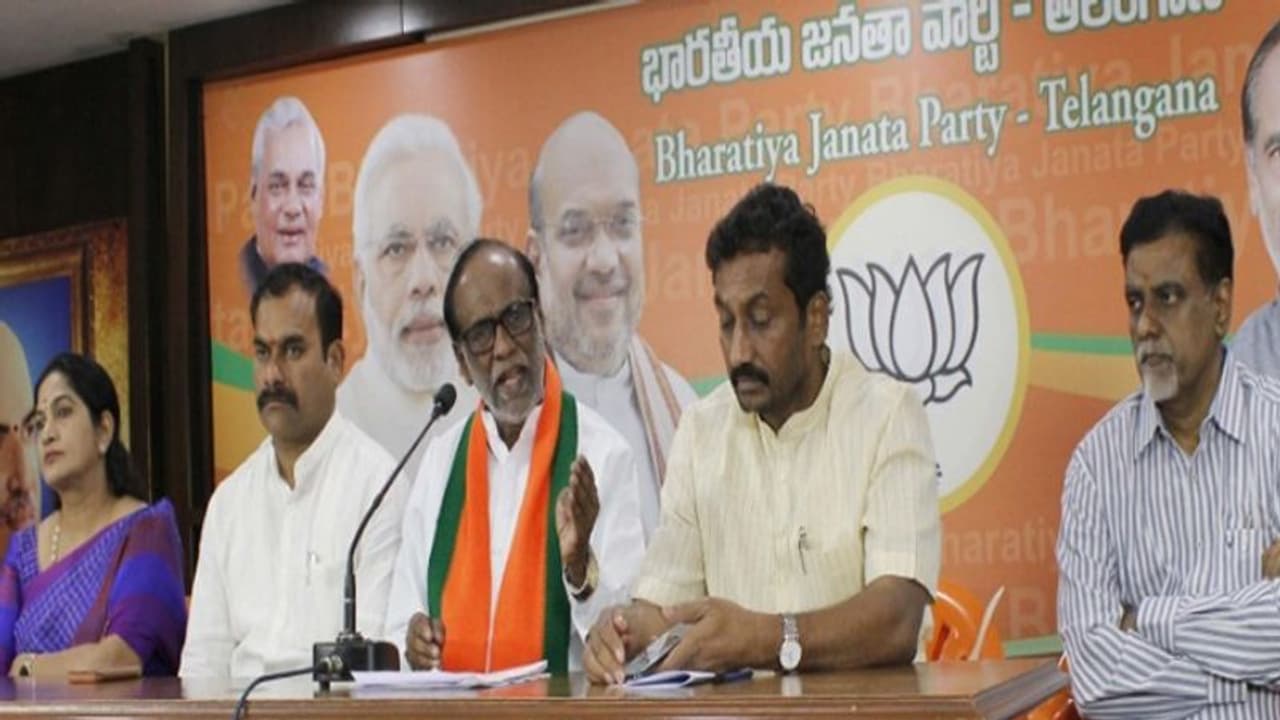 డిల్లీలో కేసీఆర్ చక్రం కాదు.. బొంగరం కూడా తిప్పలేరు: లక్ష్మణ్ డిల్లీలో కేసీఆర్ చక్రం కాదు.. బొంగరం కూడా తిప్పలేరు: లక్ష్మణ్