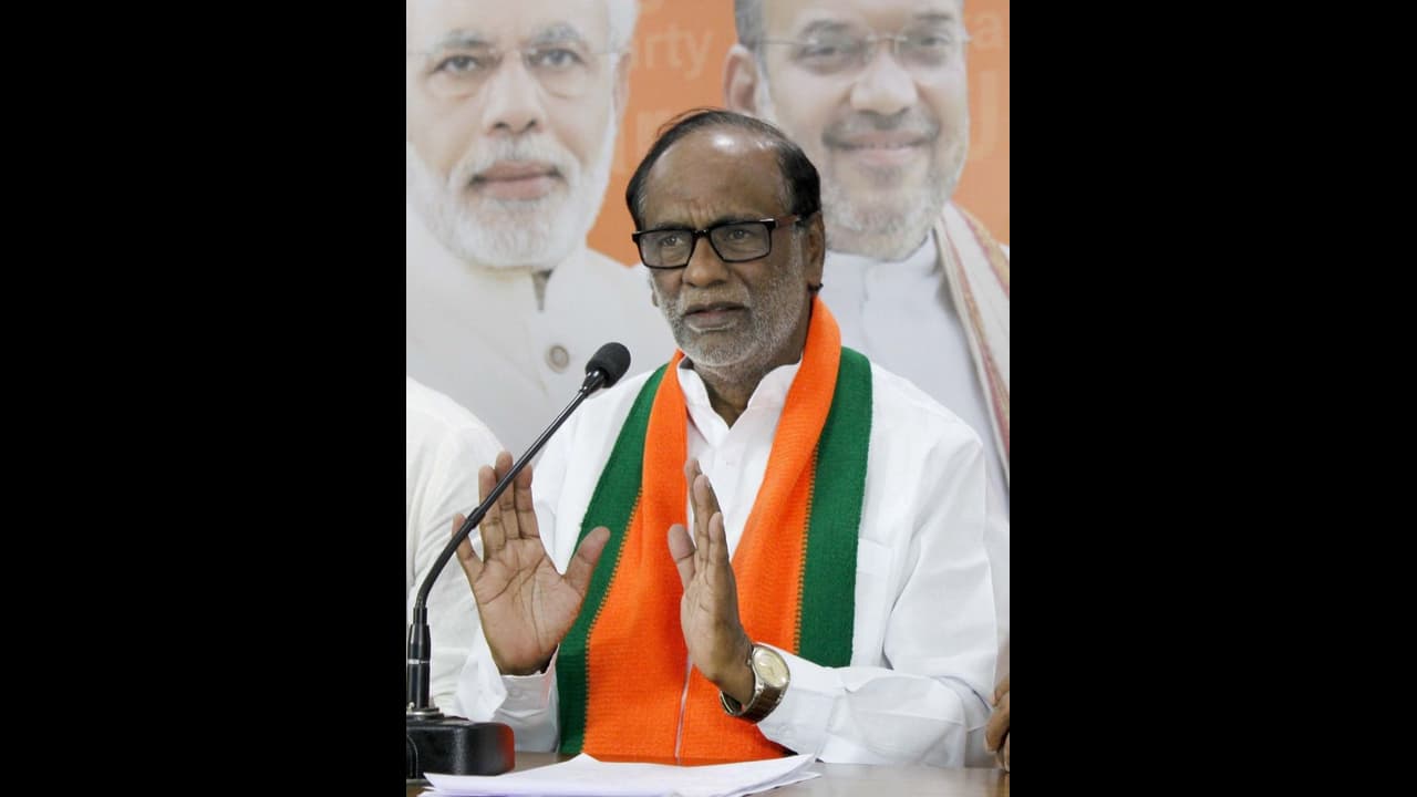 కేసీఆర్, చంద్రబాబులపై విరుచుకుపడ్డ లక్ష్మణ్ కేసీఆర్, చంద్రబాబులపై విరుచుకుపడ్డ లక్ష్మణ్