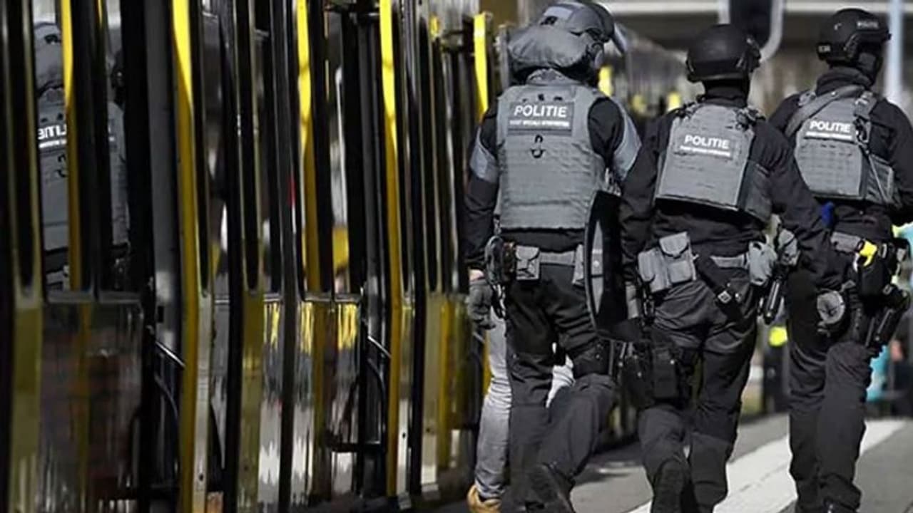 ரயிலில் துப்பாக்கிச் சூடு... ஒருவர் பலி... பலர் படுகாயம்...! ரயிலில் துப்பாக்கிச் சூடு... ஒருவர் பலி... பலர் படுகாயம்...!