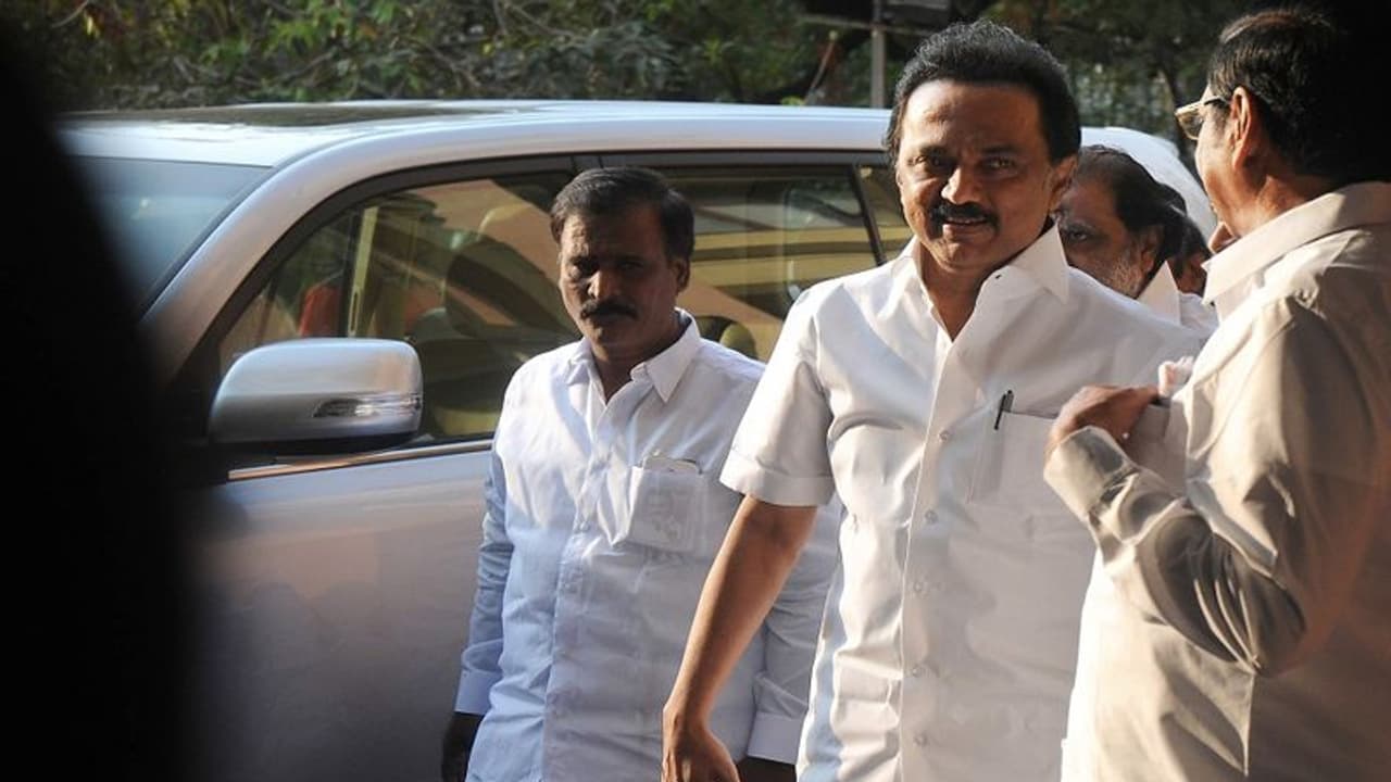 ஸ்டாலினை விடவாய்யா நீ ஓவரா உழைச்சுட்ட..? டூர் போயிருக்குற..? குண்டுவெடிப்பில் தப்பிய நிர்வாகியை பெண்டு கழட்டும் அறிவாலயம்..! ஸ்டாலினை விடவாய்யா நீ ஓவரா உழைச்சுட்ட..? டூர் போயிருக்குற..? குண்டுவெடிப்பில் தப்பிய நிர்வாகியை பெண்டு கழட்டும் அறிவாலயம்..!