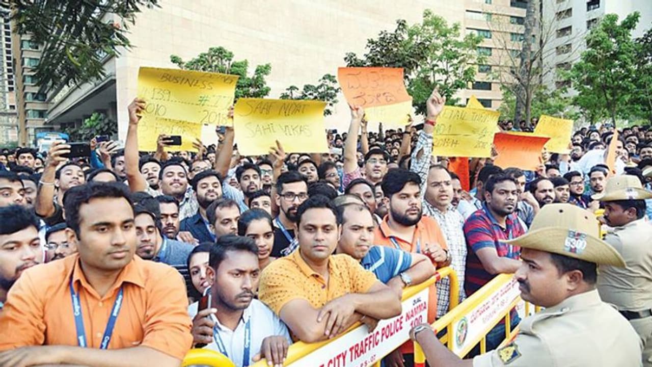 ರಾಹುಲ್ ಸಂವಾದದಲ್ಲಿ ಮೋದಿ ಪರ ಘೋಷಣೆ: ಕಾಂಗ್ರೆಸ್ ಅಧ್ಯಕ್ಷನಿಗೆ ತೀವ್ರ ಮುಜುಗರ ರಾಹುಲ್ ಸಂವಾದದಲ್ಲಿ ಮೋದಿ ಪರ ಘೋಷಣೆ: ಕಾಂಗ್ರೆಸ್ ಅಧ್ಯಕ್ಷನಿಗೆ ತೀವ್ರ ಮುಜುಗರ