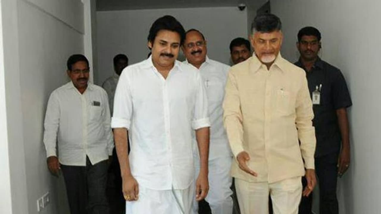 ఎన్నికల అనంతరం తొలిసారి కలిసిన పవన్, చంద్రబాబు ఎన్నికల అనంతరం తొలిసారి కలిసిన పవన్, చంద్రబాబు