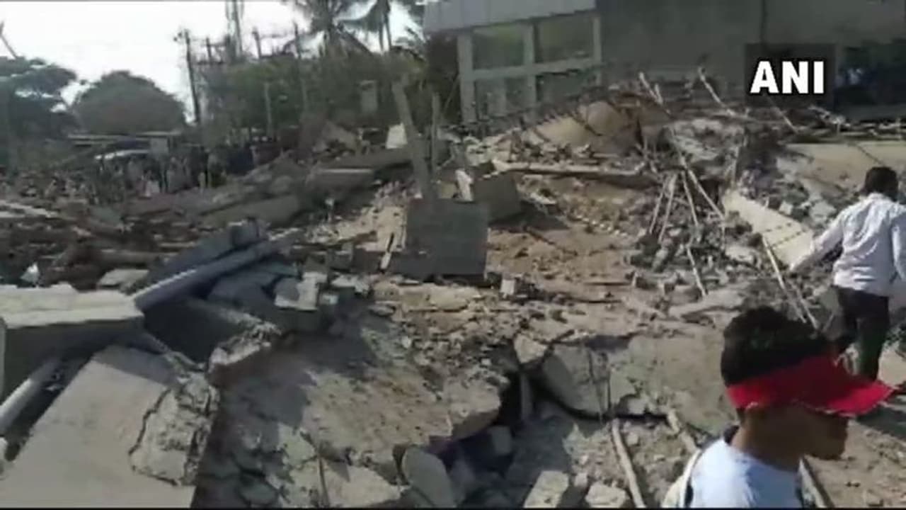 కర్ణాటకలో కుప్పకూలిన భవనం: శిథిలాల కింద దాదాపు వంద మంది కర్ణాటకలో కుప్పకూలిన భవనం: శిథిలాల కింద దాదాపు వంద మంది