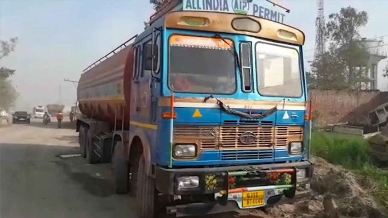 ರಸ್ತೆಯಲ್ಲೇ ಲಾರಿ ಇಂಟರ್ ಲಾಕ್: ತಪ್ಪಿದ ಭಾರಿ ಅನಾಹುತ ರಸ್ತೆಯಲ್ಲೇ ಲಾರಿ ಇಂಟರ್ ಲಾಕ್: ತಪ್ಪಿದ ಭಾರಿ ಅನಾಹುತ