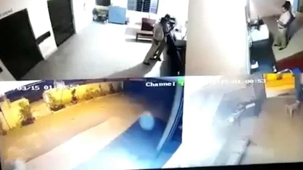 पुलिस स्टेशन में घूम रहे 'भूत' सीसीटीवी में कैद! पुलिस स्टेशन में घूम रहे 'भूत' सीसीटीवी में कैद!